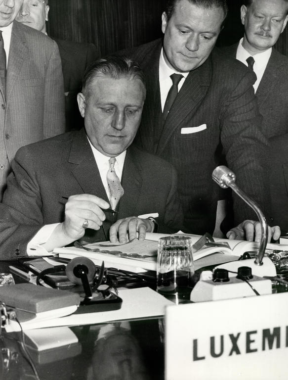 Signature par Pierre Werner du traité de fusion des exécutifs (Bruxelles, 8 avril 1965) 