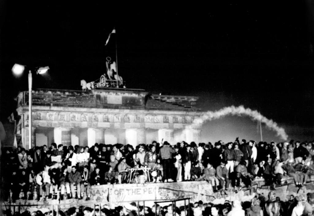 Célébrations du jour de l'an à la porte de Brandebourg (Berlin, 1er janvier 1990) 