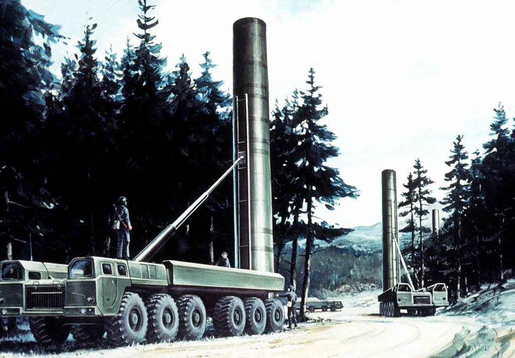 Vue d’artiste d'un lanceur mobile de missile balistique nucléaire à moyenne portée SS-20 en position de tir (Janvier 1985)