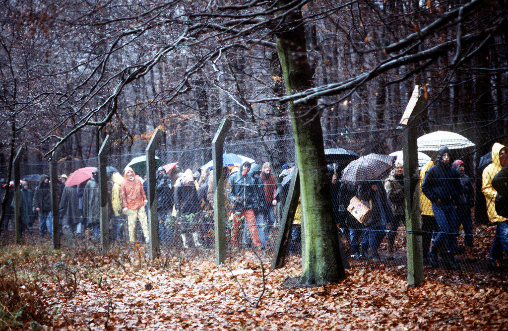 Manifestations autour de la base aérienne américaine Rhein Main contre l'installation des Pershing II en Europe (Francfort, 12 décembre 1982)
