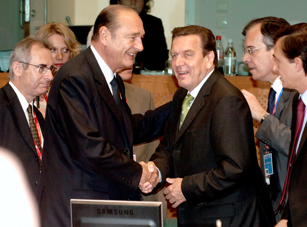 Jacques Chirac et Gerhard Schröder lors du Conseil européen de Bruxelles (17 juin 2005)