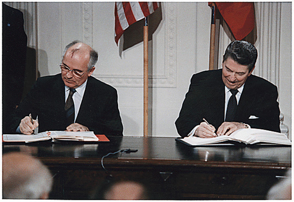 Signature du traité sur les forces nucléaires à portée intermédiaire (Washington, 8 décembre 1987)