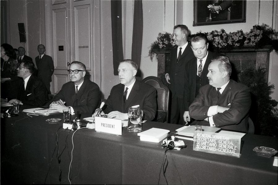 Pierre Werner présidant la réunion du Conseil extraordinaire de Luxembourg (17 et 18 janvier 1966)