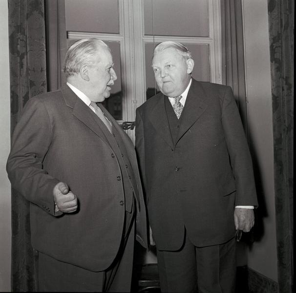 Discussion entre Joseph Bech et Ludwig Erhard lors de la deuxième session du Conseil spécial de ministres de la CECA (Luxembourg, 1er-2 décembre 1952)