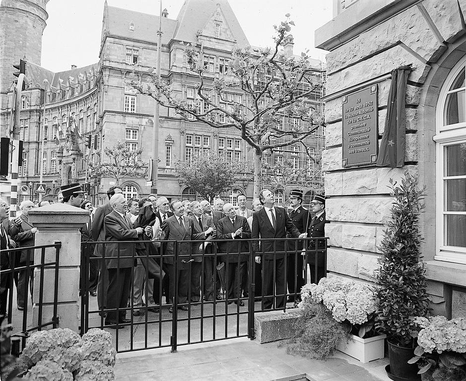 Inauguration of a plaque commemorating the ECSC (Luxembourg, 1986)