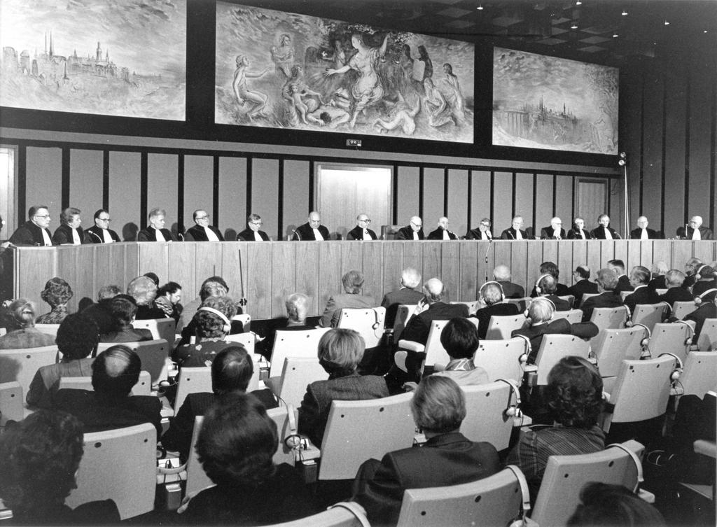 La salle d'audience au palais de la Cour de justice (Kirchberg, Luxembourg)