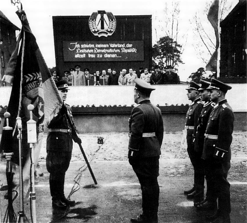 Remise de drapeau au premier régiment mécanisé de l'Armée nationale populaire de la République démocratique allemande (30 avril 1956)