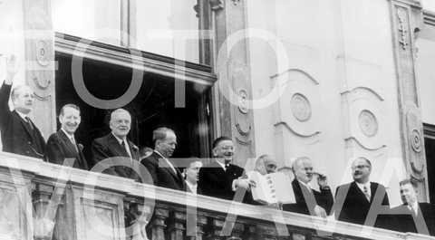 Présentation du traité d'État sur l'Autriche (Vienne, 15 mai 1955)