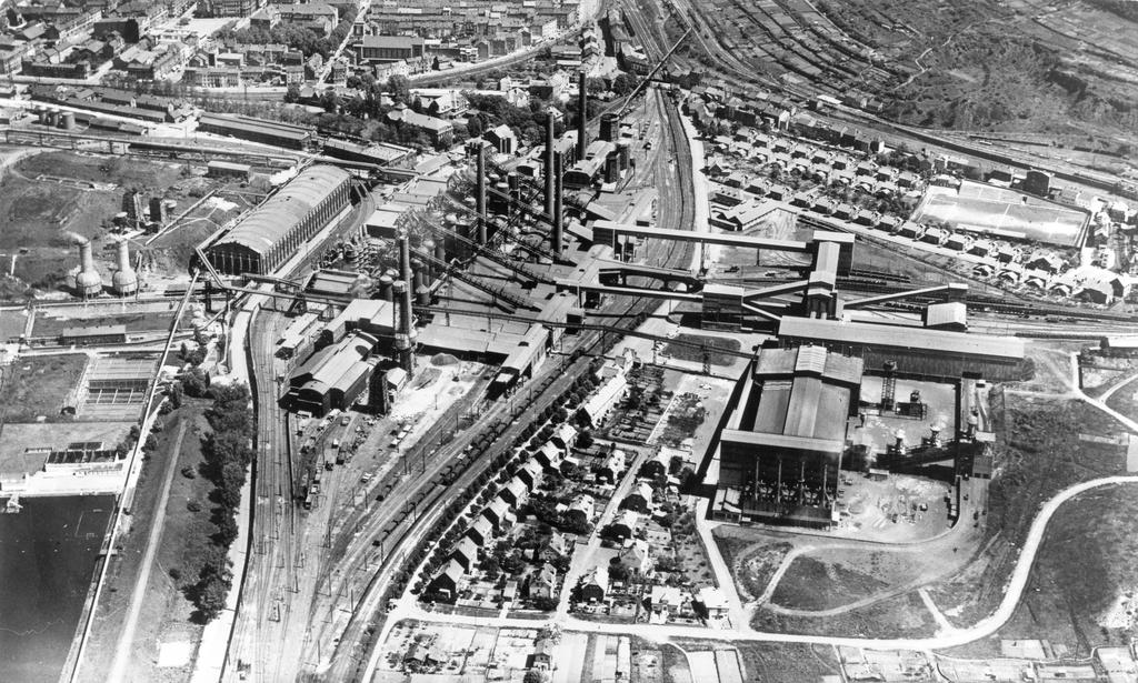 Vue aérienne de l'usine sidérurgique de l'ARBED à Esch/Terres Rouges (Luxembourg)