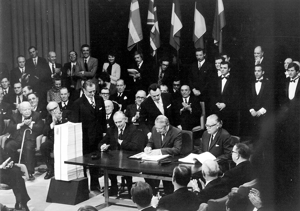 Edward Heath signant le traité d'adhésion du Royaume-Uni (Bruxelles, 22 janvier 1972)