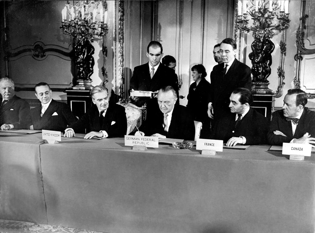 Signature de l'acte final de la conférence des Neuf Puissances (Londres, 3 octobre 1954)