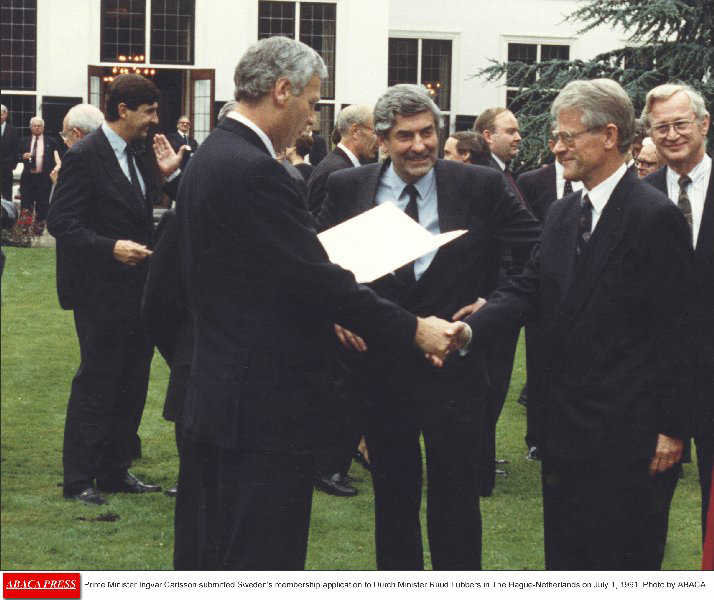 Remise de la demande d'adhésion de la Suède (La Haye, 1er juillet 1991)