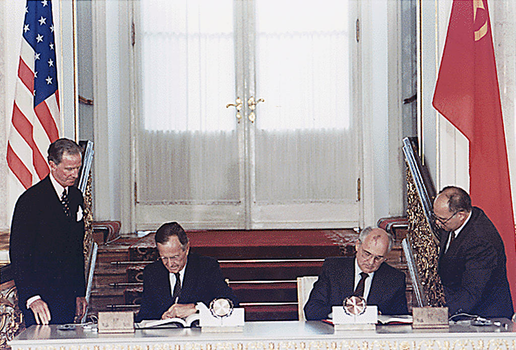 George Bush et Mikhaïl Gorbatchev signant les Accords Start I (Moscou, 31 juillet 1991)