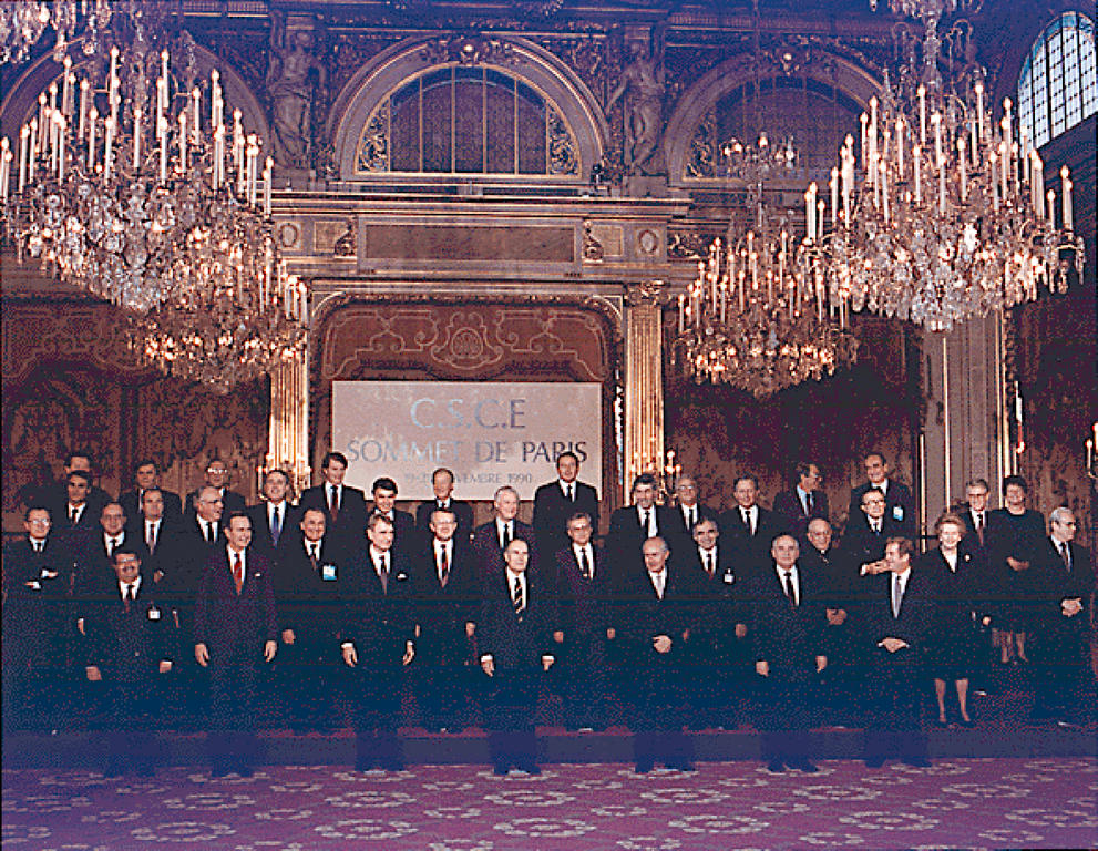 Photo de famille lors du sommet de la CSCE à Paris (Palais de l'Élysée, 21 novembre 1990)