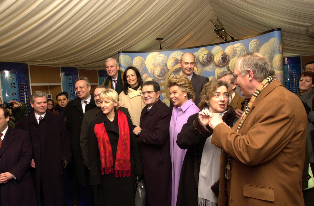 Visite du collège des commissaires à l'Euro-village (Bruxelles, 20 décembre 2001)