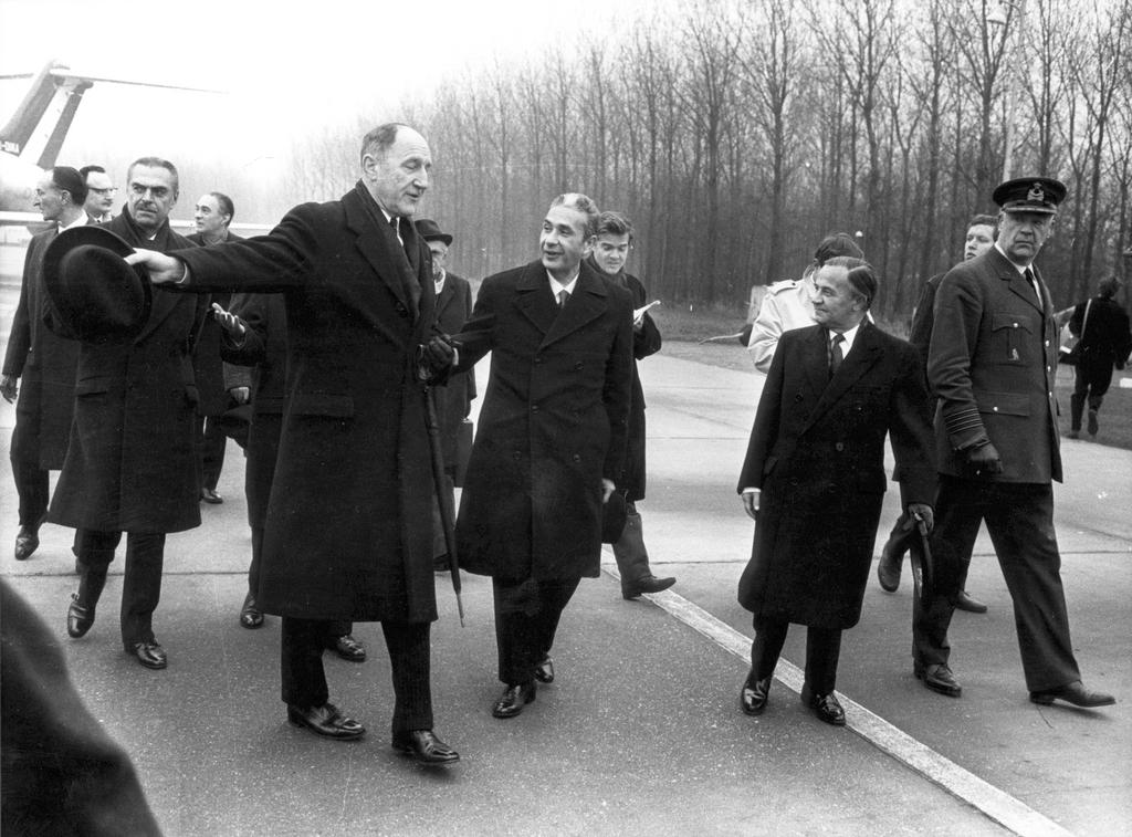 Giorgio Bombassei Frascani de Vettor, Joseph Luns, Aldo Moro à leur arrivée au sommet de La Haye (Décembre 1969)