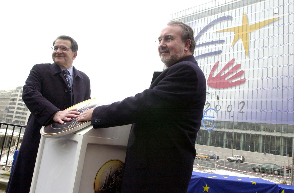Dévoilement de la bâche euro sur le bâtiment Charlemagne (Bruxelles, 31 décembre 2001)