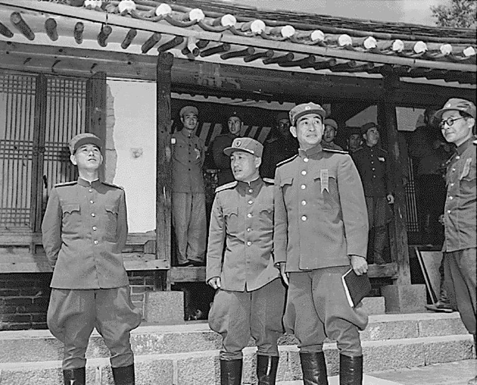 Délégués communistes lors des négociations d'armistice (Kaesong, 1951)