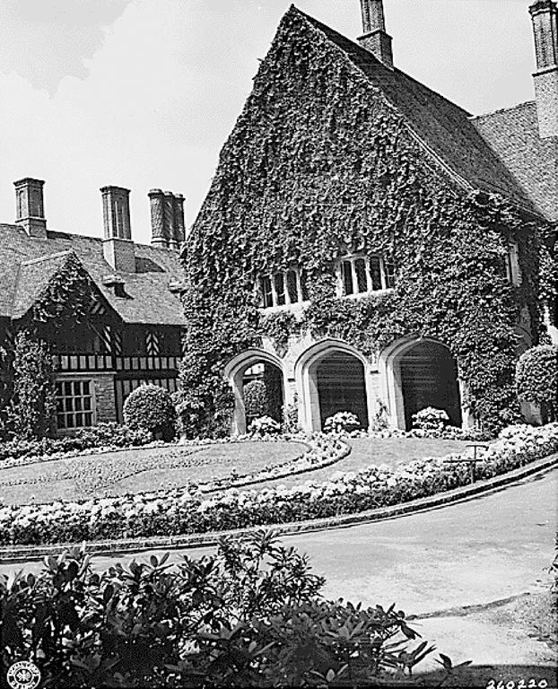 Main entrance of the Cecilienhof Palace in Potsdam (13 July 1945)