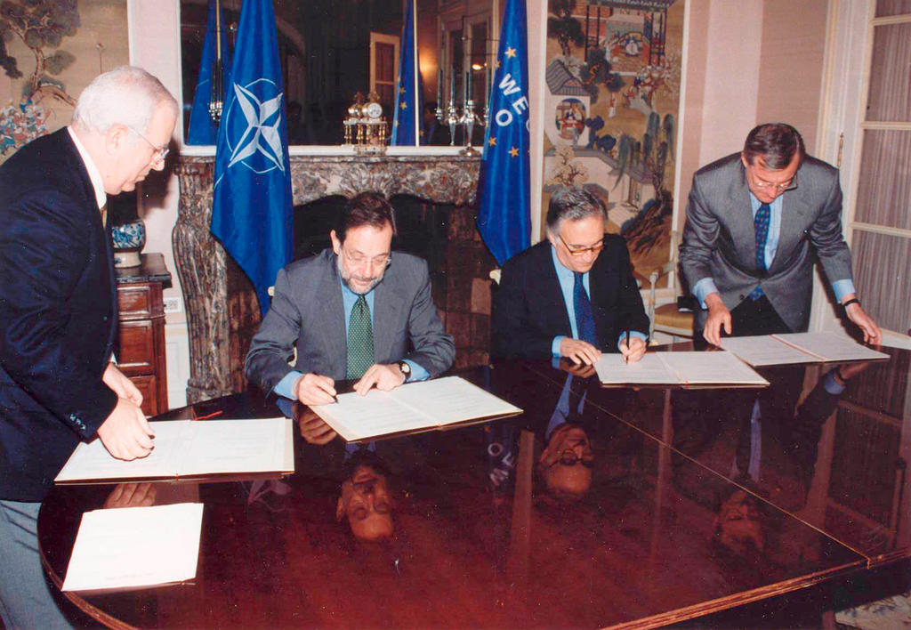 Signature d'un accord de sécurité entre l'UEO et l'OTAN (Bruxelles, 6 mai 1996)