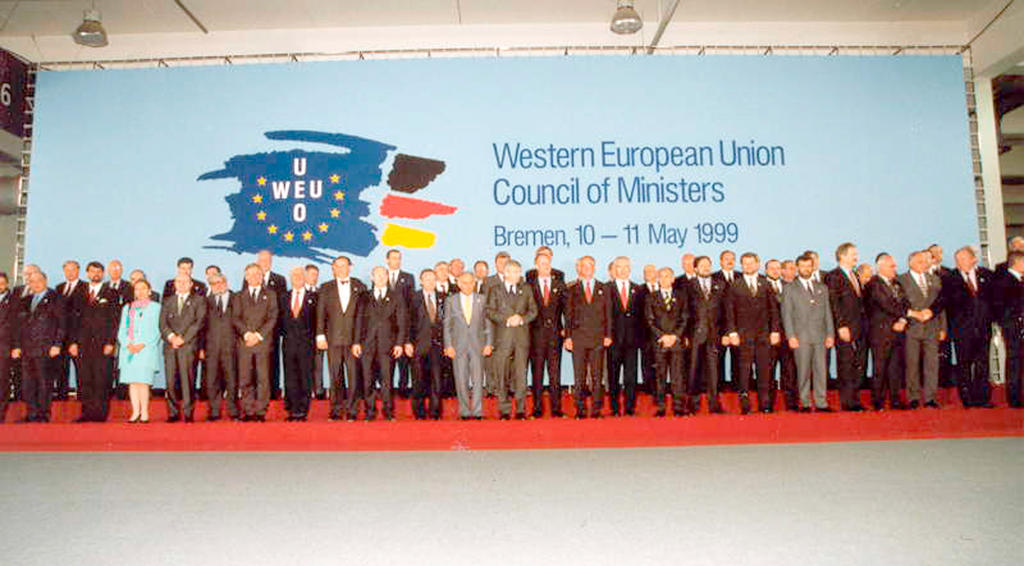 Photo de famille lors du Conseil des ministres de l'UEO (Brême, 10-11 mai 1999)