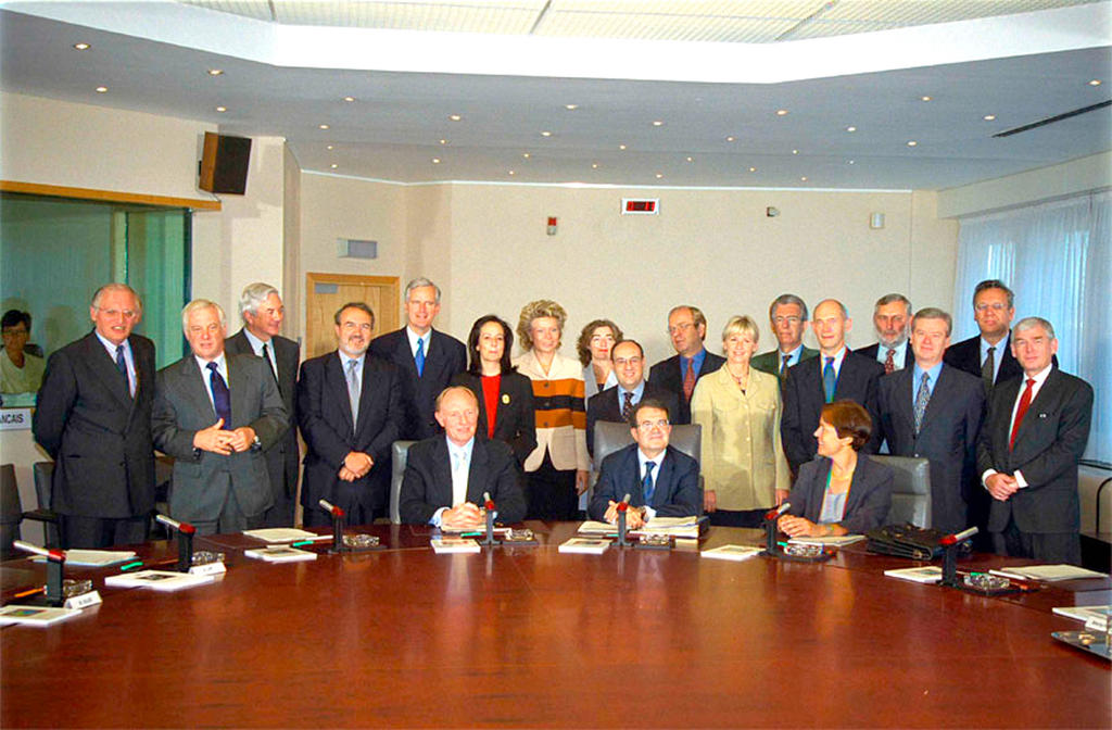 Group photograph of the Prodi Commission (Brussels, 18 September 1999)