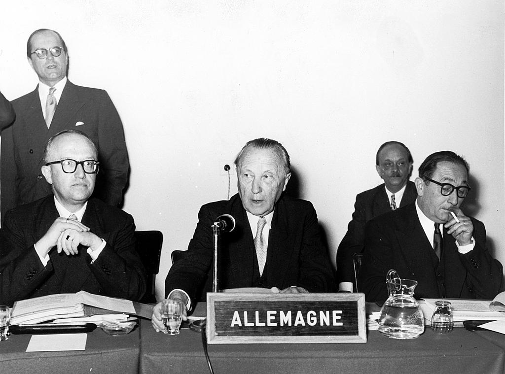 Konrad Adenauer présidant une réunion du Comité des ministres (15 mai 1954)