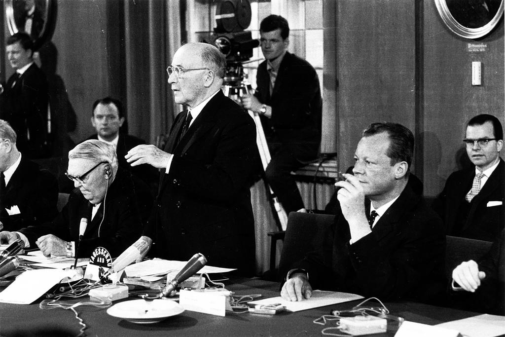 Jean Monnet et Willy Brandt lors d'une conférence de presse (8-9 mai 1965)