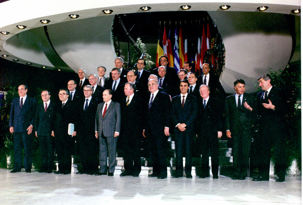 Group photo of the Informal Luxembourg European Council (Luxembourg, 8 April 1991)