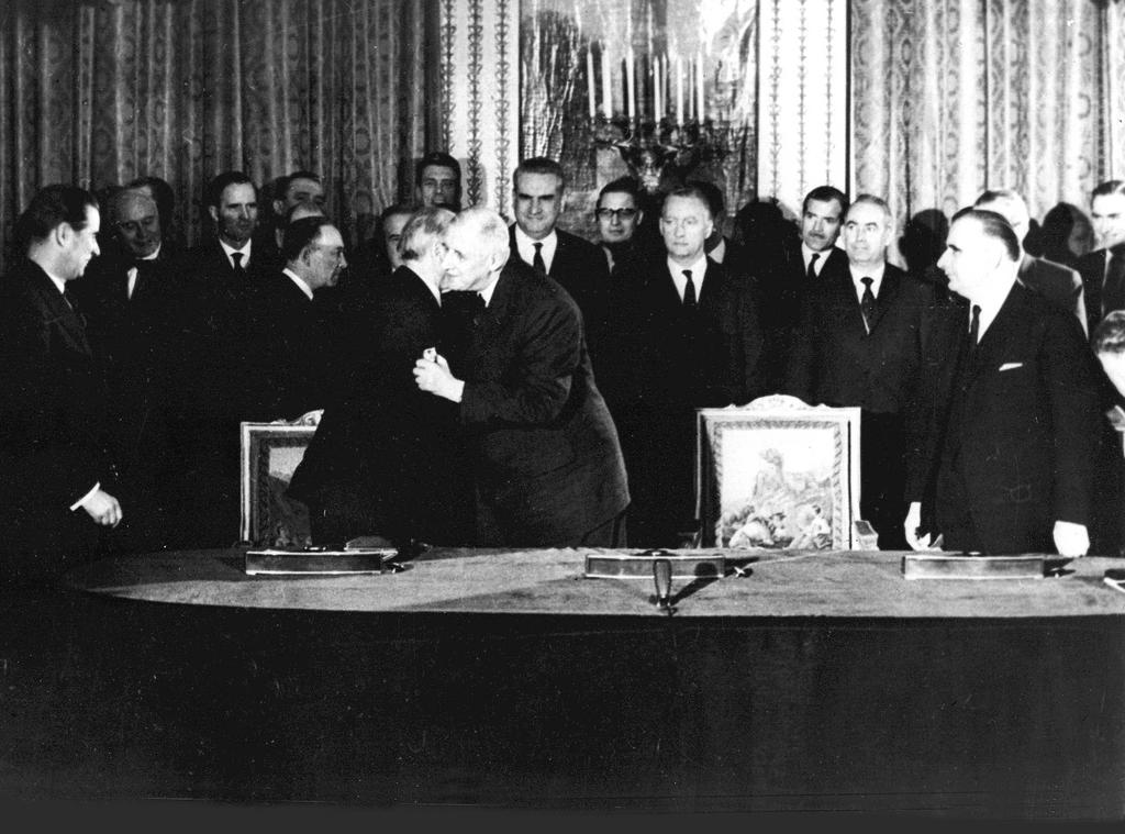 Traité de l'Élysée: Accolade entre de Gaulle et Adenauer (Paris, 22 janvier 1963)