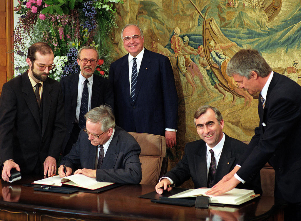 Signing of the Treaty establishing a Monetary, Economic and Social Union between the two German states (Bonn, 18 May 1990)