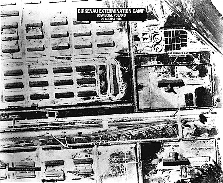 Vue aérienne du camp de concentration de Birkenau: chambres à gaz (Pologne, 25 août 1944)