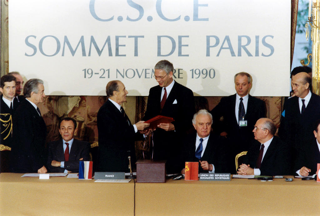 Signature du traité sur les forces armées conventionnelles en Europe (Paris, 19 novembre 1990)