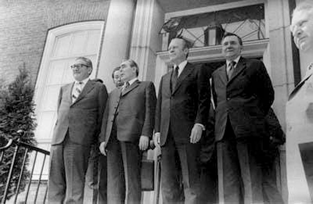 Les dirigeants nord-américains et soviétiques lors de la conférence d'Helsinki (1975)