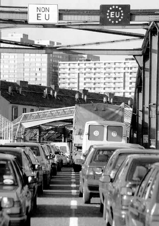 Véhicules à la frontière entre la Pologne et l'Allemagne (Francfort-sur-l'Oder, 26 mars 1995)