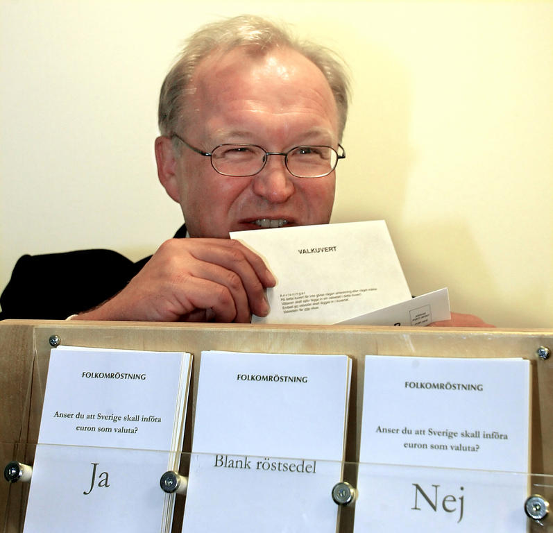 Référendum en Suède sur l'adhésion du pays à l'Union économique et monétaire (Stockholm, 9 septembre 2003)