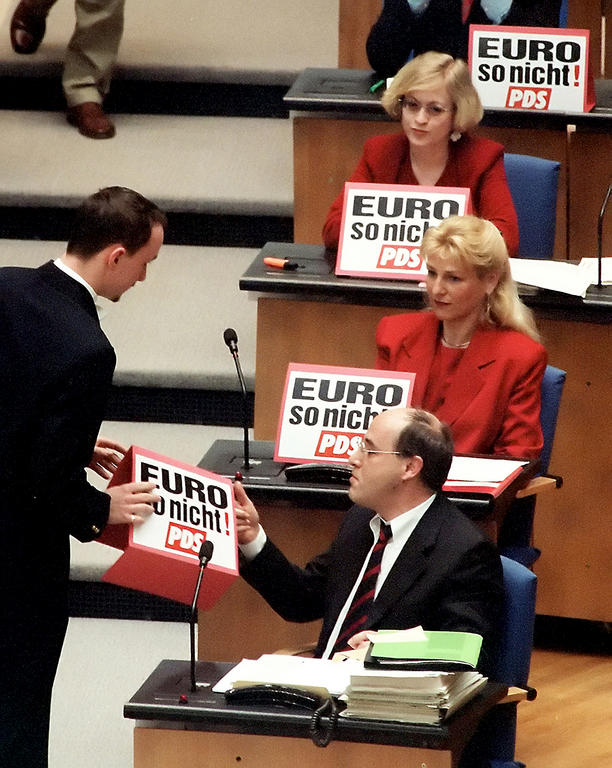 German MPs protesting against the introduction of the euro (Bonn, 23 April 1998)