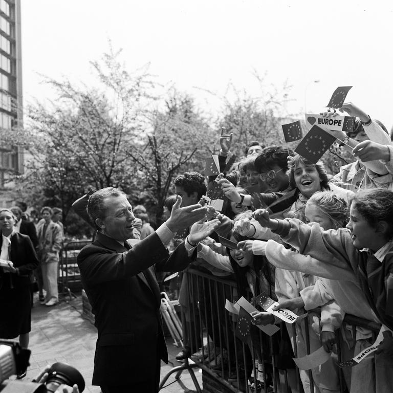 Hissen der Europaflagge vor dem Berlaymont-Gebäude (Brüssel, 29. Mai 1986)