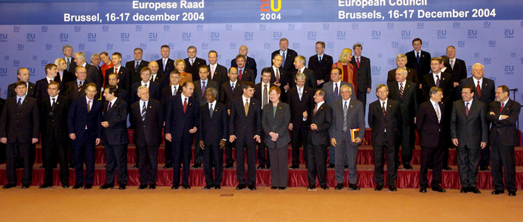 Group photo of the Brussels European Council (16 and 17 December 2004)