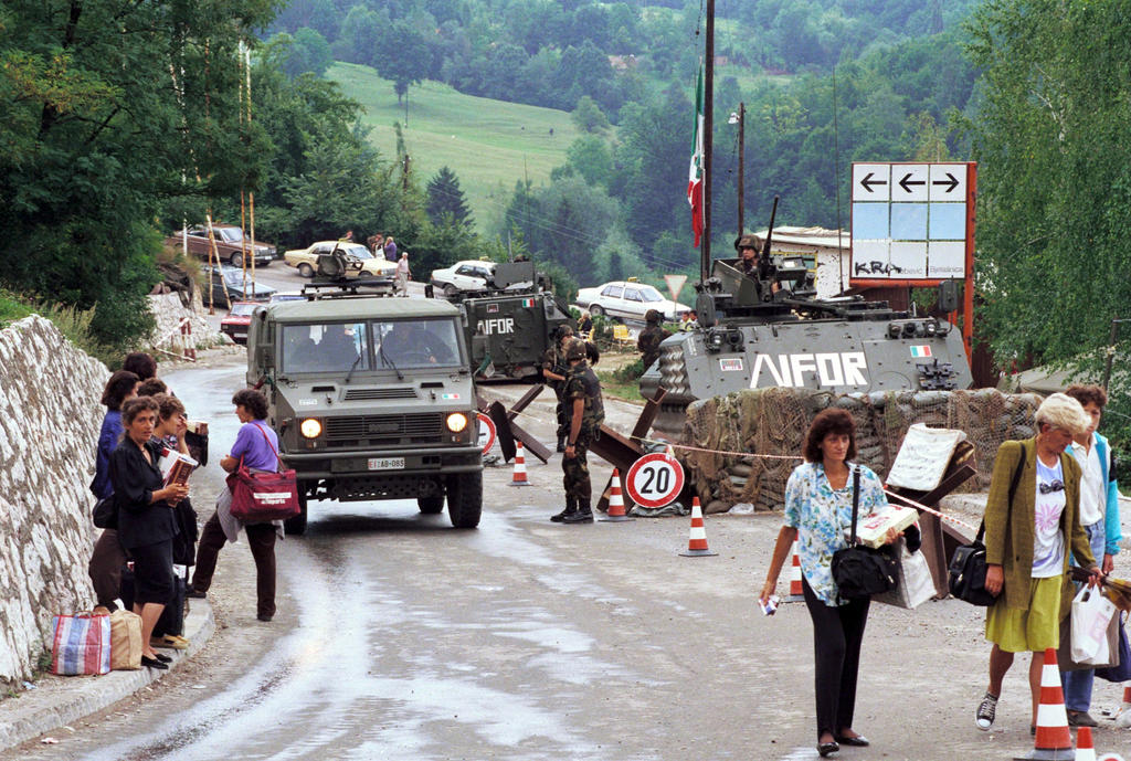 Troupes italiennes à un poste de contrôle en ex-Yougoslavie (Sarajevo, 12 août 1996)