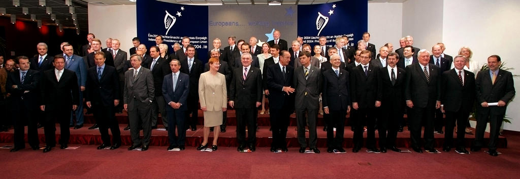 Photo de famille du Conseil européen de Bruxelles (17 et 18 juin 2004)