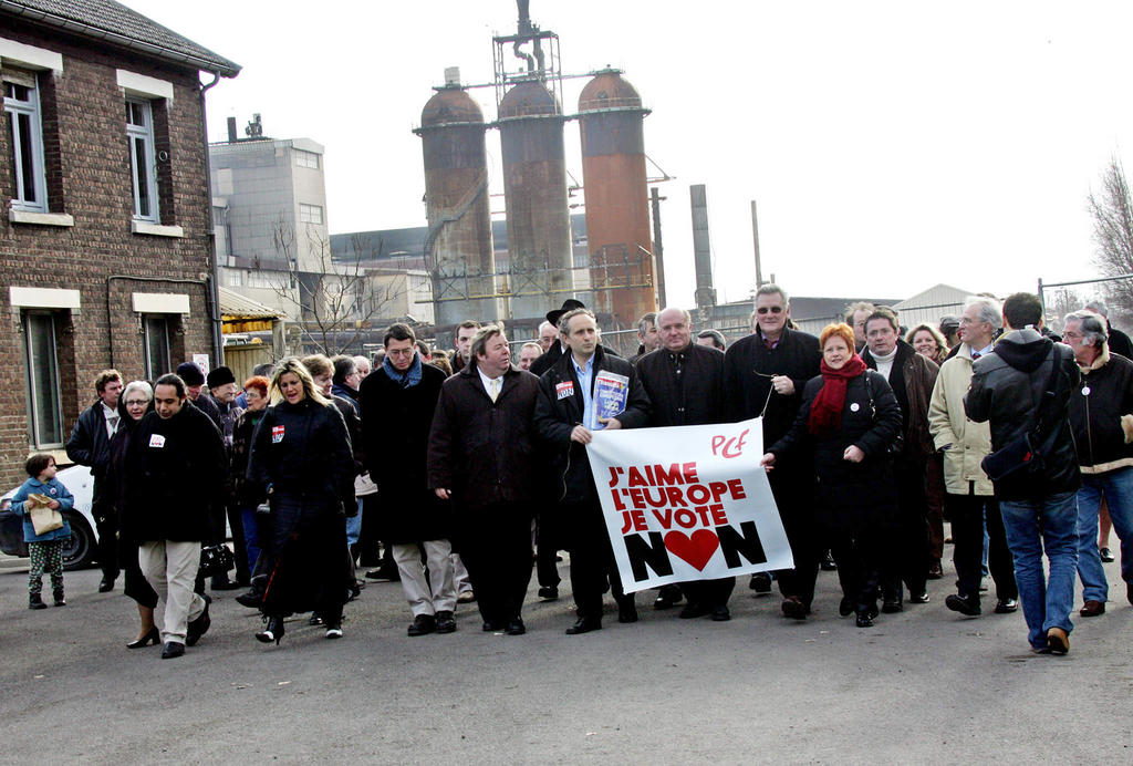 Manifestation du Parti communiste appelant à voter "non" au référendum sur la Constitution européenne (Noyelles-Godault, 12 mars 2005)