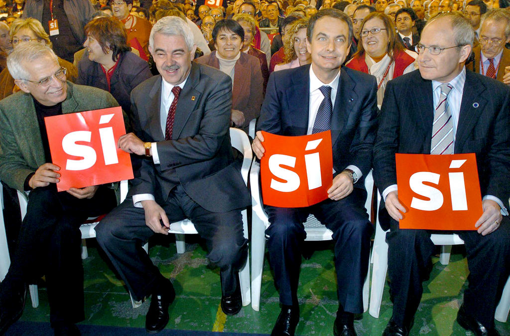 Josep Borrell Fontelles, Pasqual Maragall i Mira, José Luis Rodríguez Zapatero and José Montilla Aguilera supporting the ‘Yes’ vote for the European Constitution (Cornellà de Llobregat, 17 February 2005)