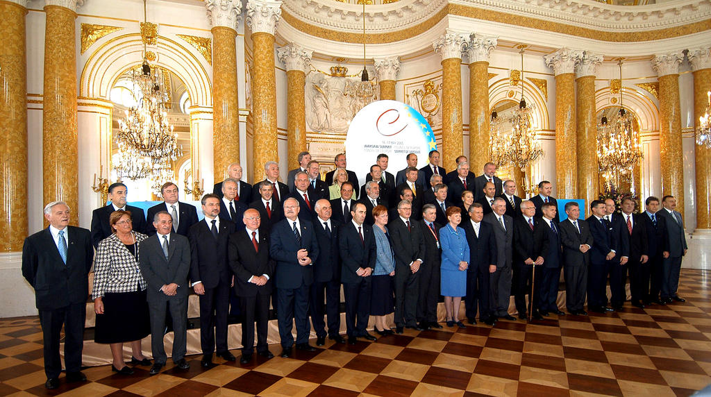 Group photo of the hird summit of the Council of Europe (Warsaw, 16 and 17 May 2005)