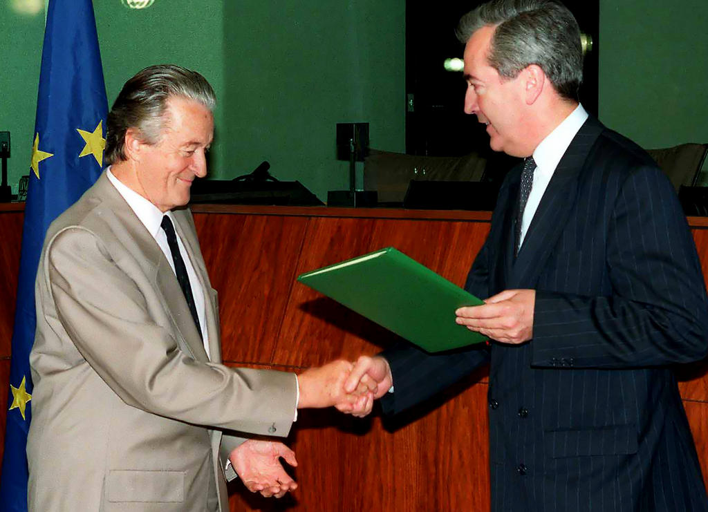 Alois Mock überreicht das Beitrittsgesuch Österreichs (17. Juli 1989)