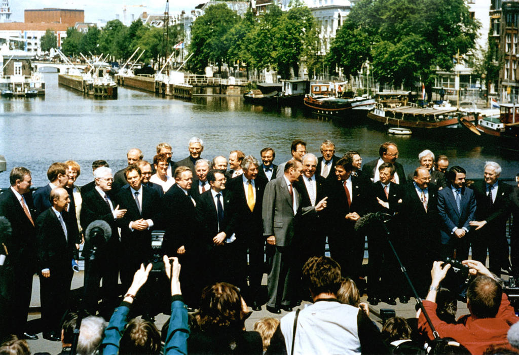 Photo de famille prise à l'occasion du Conseil européen d'Amsterdam (16 juin 1997)