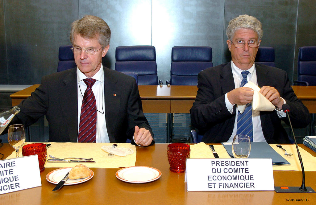 Le secrétaire et le président du comité économique et financier lors d'une réunion de l'Eurogroupe (Luxembourg, 20 octobre 2004)
