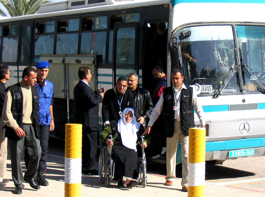Arrival of the first bus at the Rafah Crossing Point (25 November 2005)