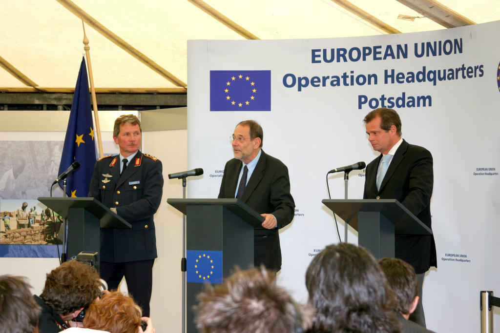 Conférence de presse dans le quartier général de l'EUFOR RD Congo (Potsdam, 7 juin 2006)