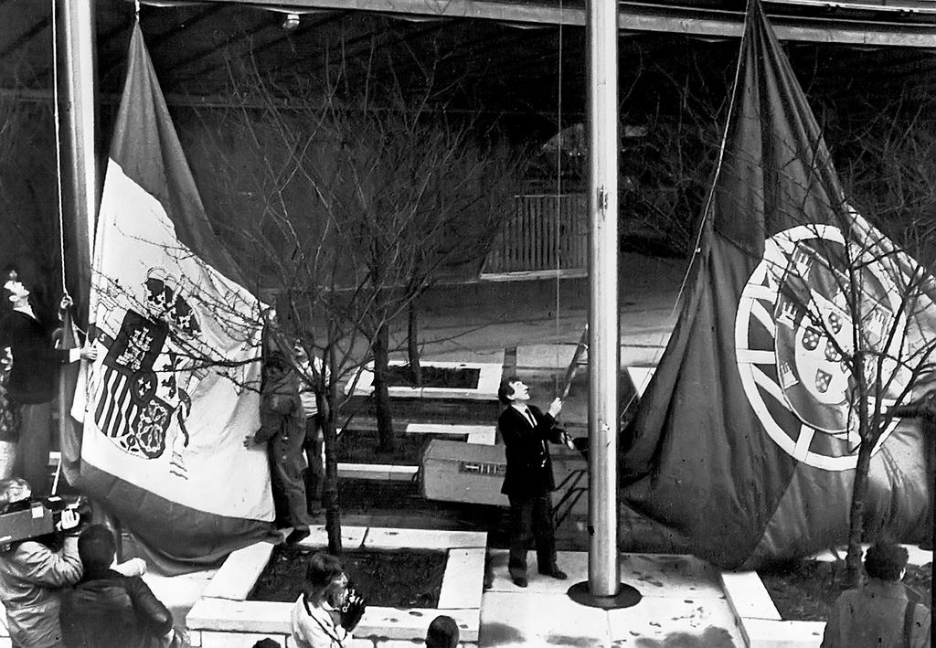 Les drapeaux espagnol et portugais sont hissés à Bruxelles (1er janvier 1986)